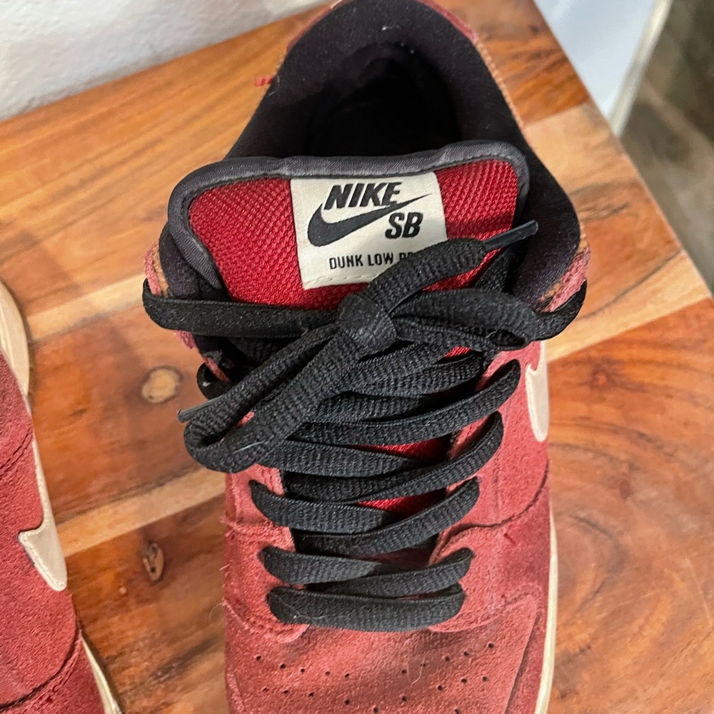 Selling my Nike SB Corduroy team red vintage mens size 6 used